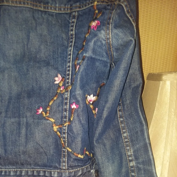 Like New Embroidered "Gap" Cropped Denim Jacket. - Picture 5 of 5